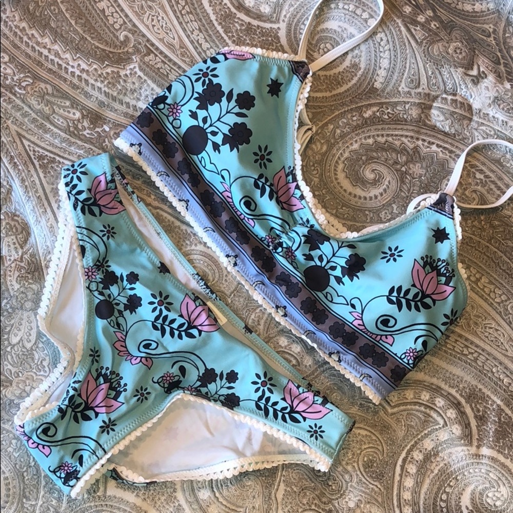 NWOT Floral pattern bikini cute design